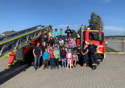 ffw villmar Kinderfeuerwehr gruppenfoto drehleiter